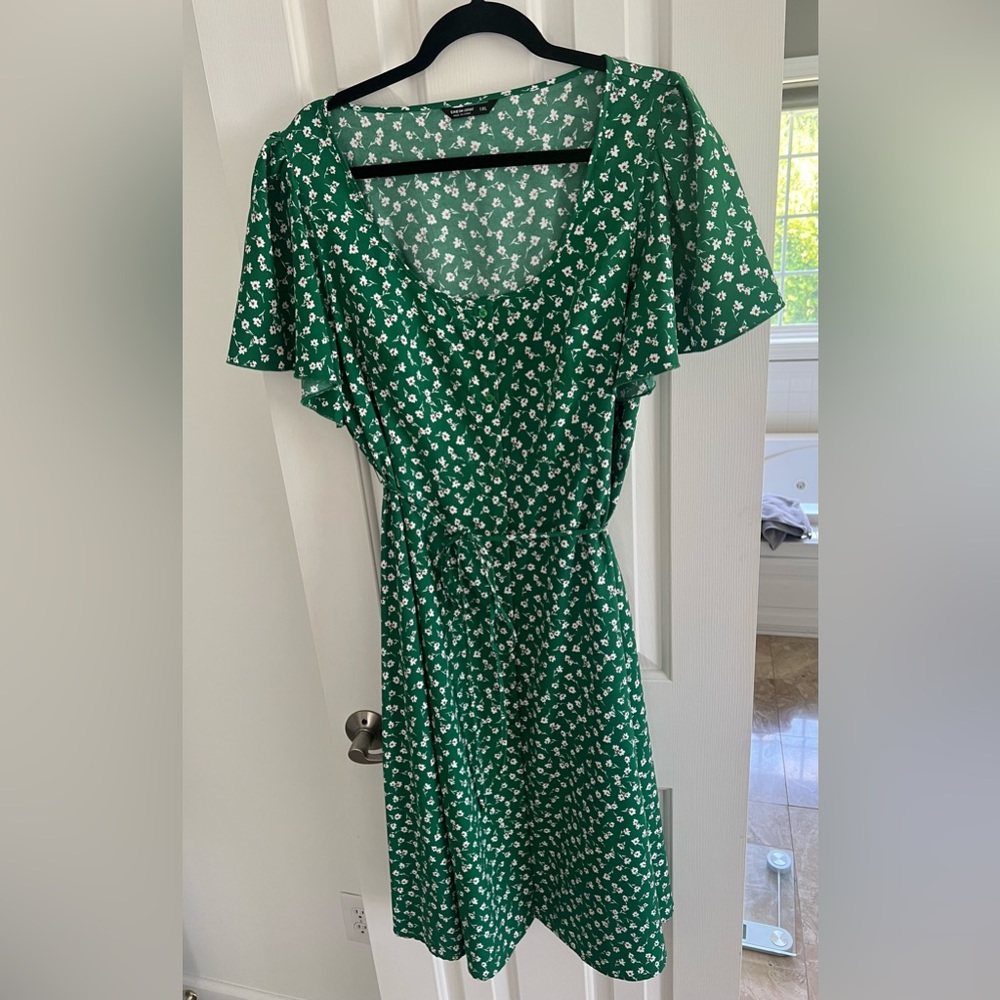 Green ditsy dress, tie waist, beautiful print, brand new, no tags